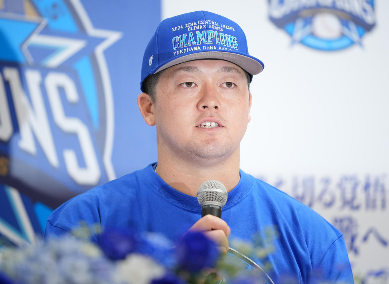 日本シリーズ進出を決め笑顔で会見に臨むDeNA牧（撮影・垰建太）