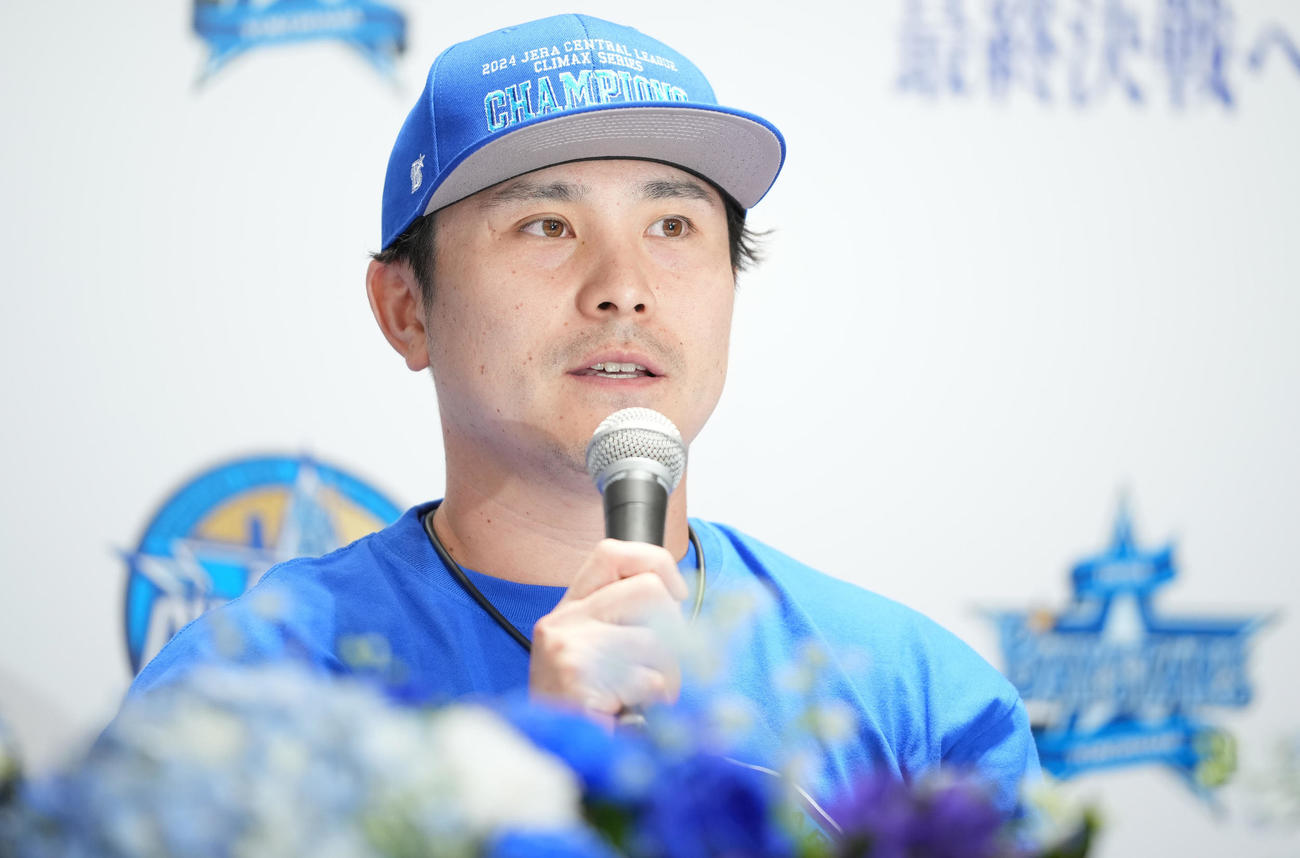 日本シリーズ進出を決め笑顔で会見に臨むDeNA佐野（撮影・垰建太）