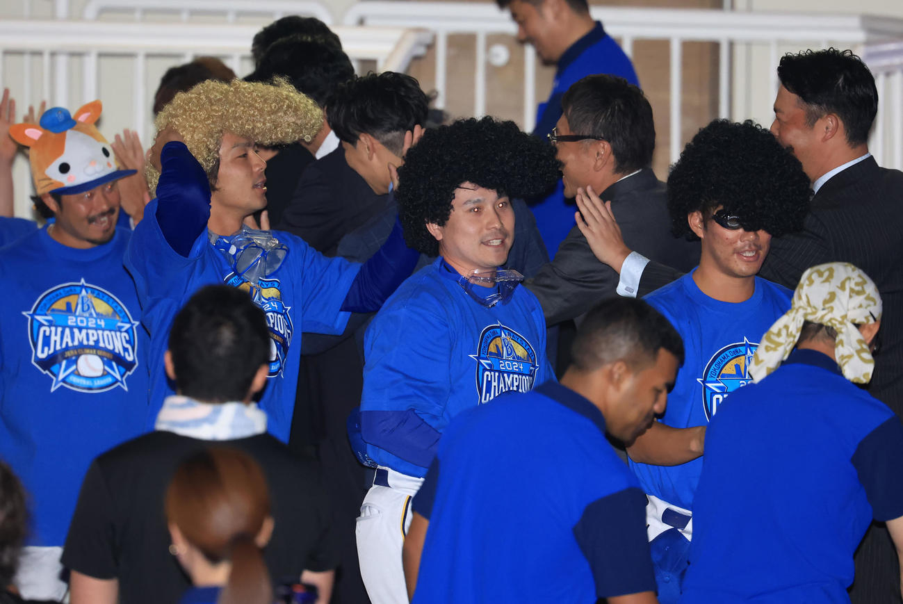 DeNA祝勝会でリーゼントのカツラをかぶる佐野（中央）ら（撮影・浅見桂子）