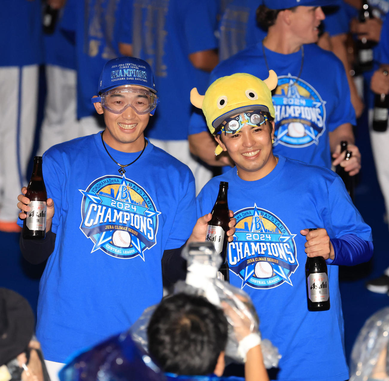 DeNA祝勝会で写真に納まる東（右）と山本（撮影・浅見桂子）