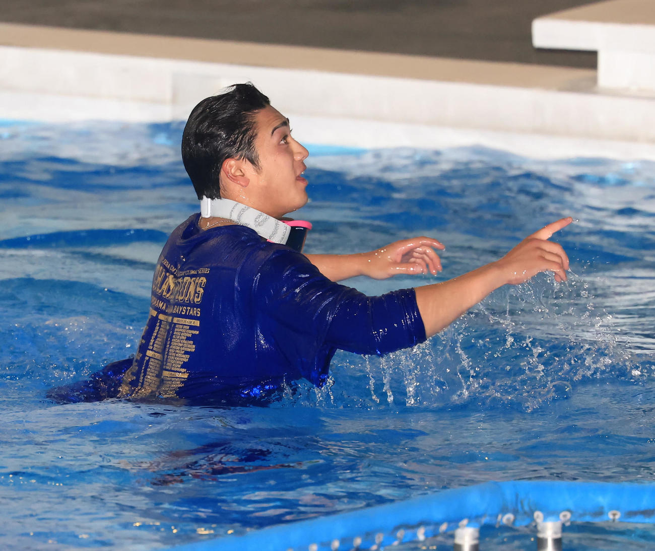 DeNA祝勝会でプールに飛び込んだ森敬（撮影・浅見桂子）