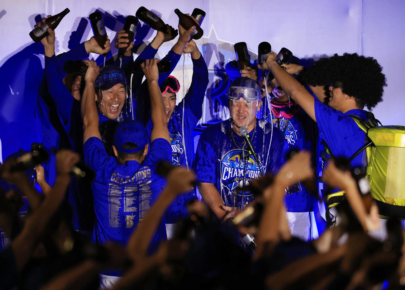 DeNA祝勝会でビールかけに臨む三浦監督（左）と牧（中央）（撮影・浅見桂子）