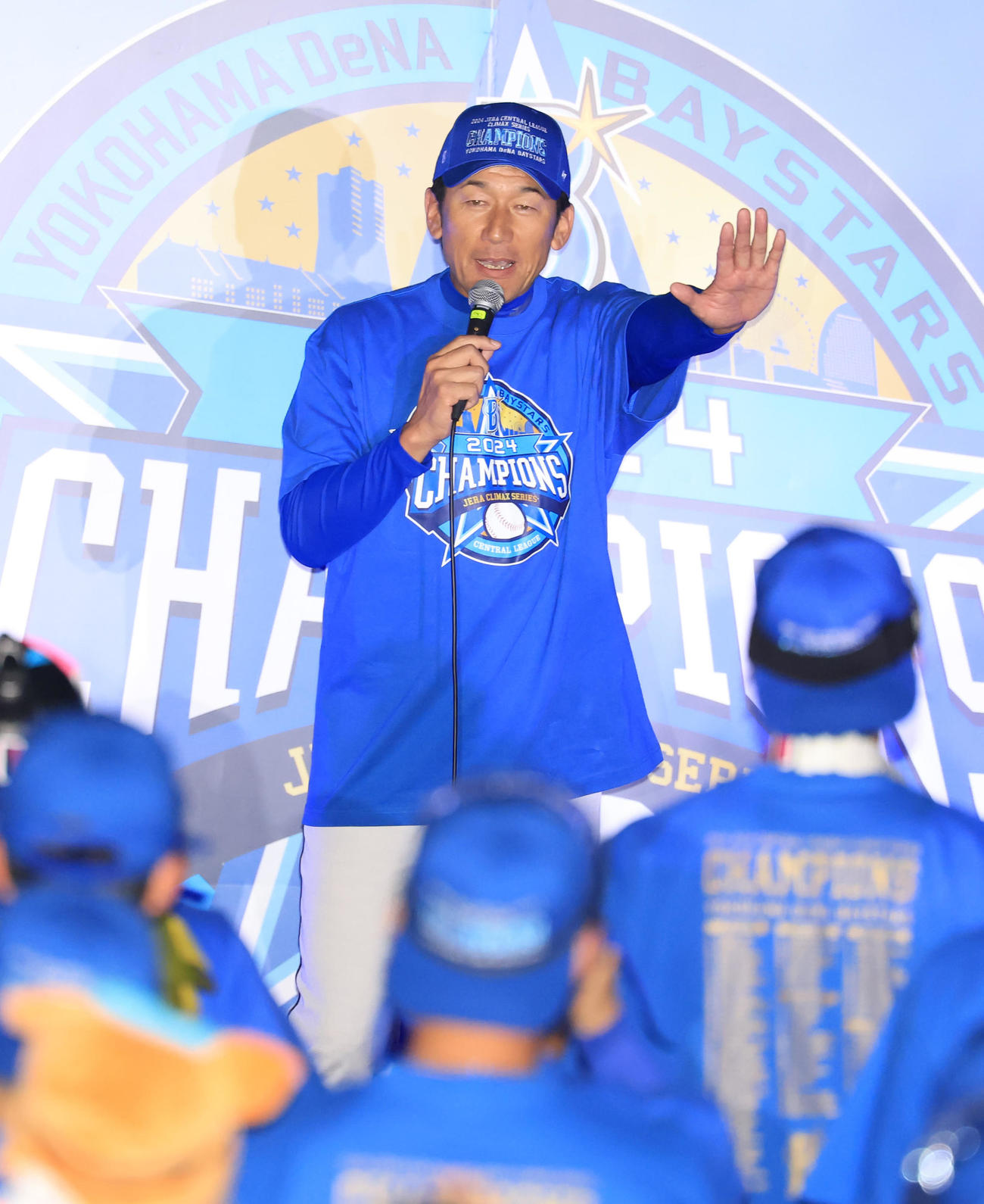 DeNA祝勝会であいさつする三浦監督（撮影・浅見桂子）