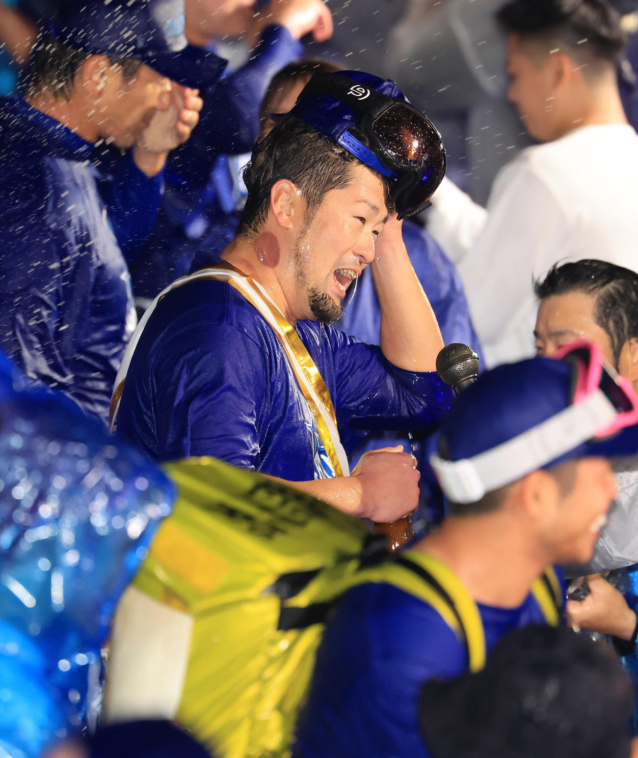 DeNA祝勝会でビールかけに臨む戸柱（撮影・浅見桂子）