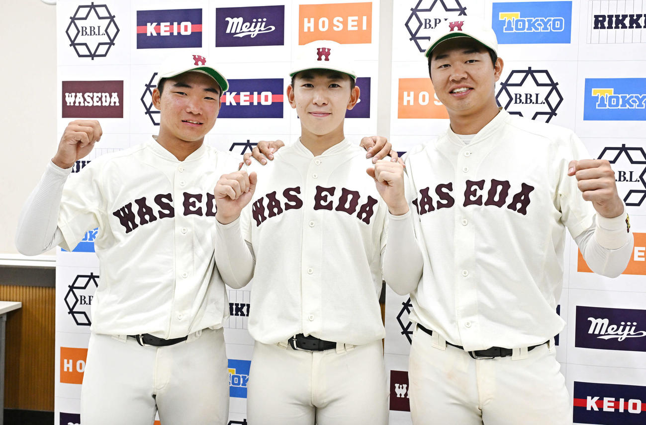 明大対早大　試合後記念撮影する早大の、左から山縣、伊藤樹、印出（撮影・滝沢徹郎）
