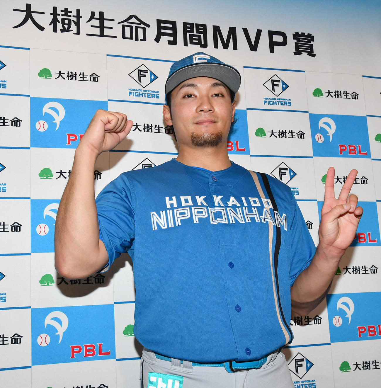 9、10月度「大樹生命月間MVP賞」を受賞した日本ハム伊藤は、今季2度目の受賞で指で2をつくる（撮影・岩下翔太）