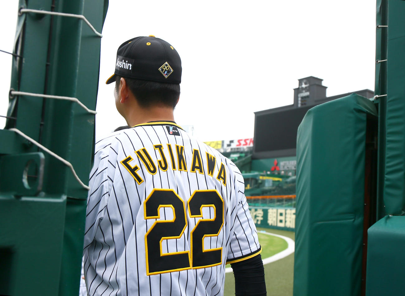 甲子園球場でナインの練習を見守る阪神藤川監督（撮影・上山淳一）