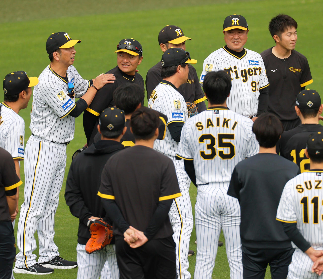 円陣で阪神藤川監督（左から2人目）は久保田2軍投手チーフコーチの肩に手をやり話しかける（撮影・上山淳一）