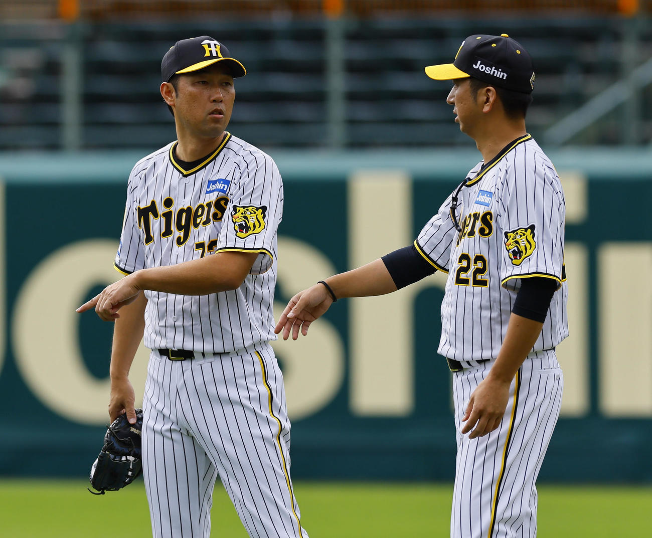 藤川監督（右）と話をする阪神金村1軍投手コーチ（撮影・藤尾明華）