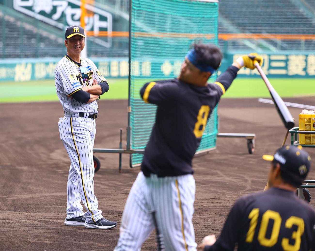 打撃練習する佐藤輝を見つめる阪神藤川監督（撮影・藤尾明華）