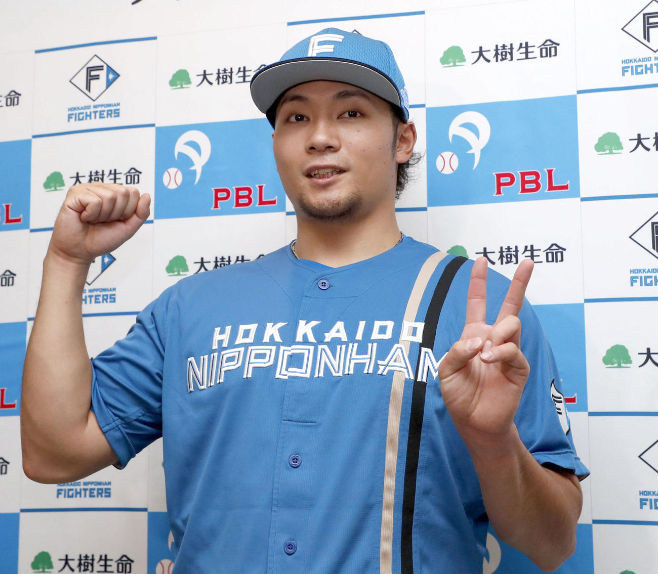 9、10月度の月間MVPに選ばれ、ポーズをとる日本ハム伊藤（共同）