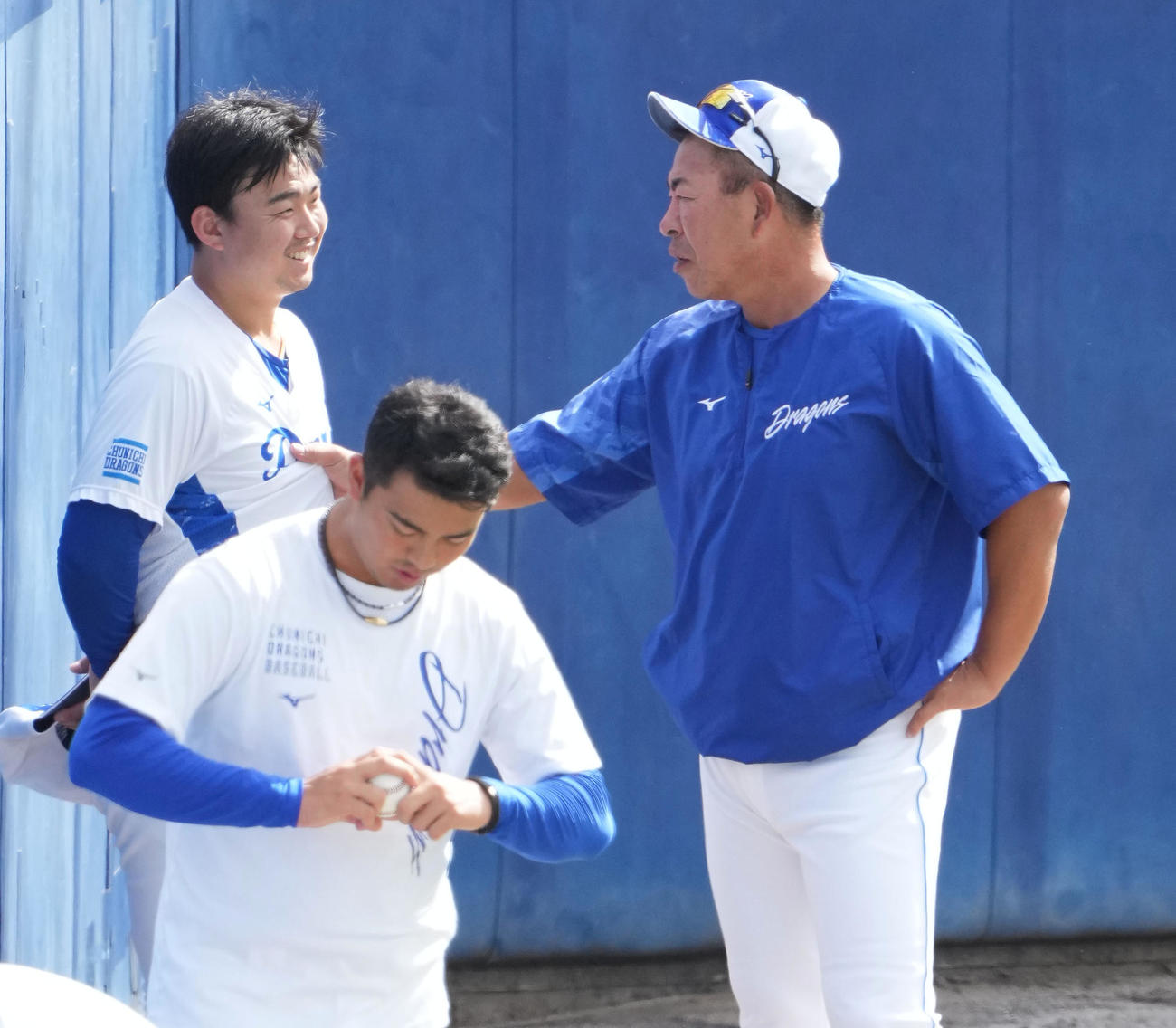 練習の合間に小笠原と言葉を交わす井上監督（右）（撮影・森本幸一）