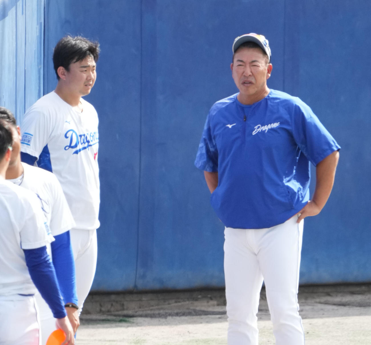 練習の合間に小笠原と言葉を交わす井上監督（右）（撮影・森本幸一）