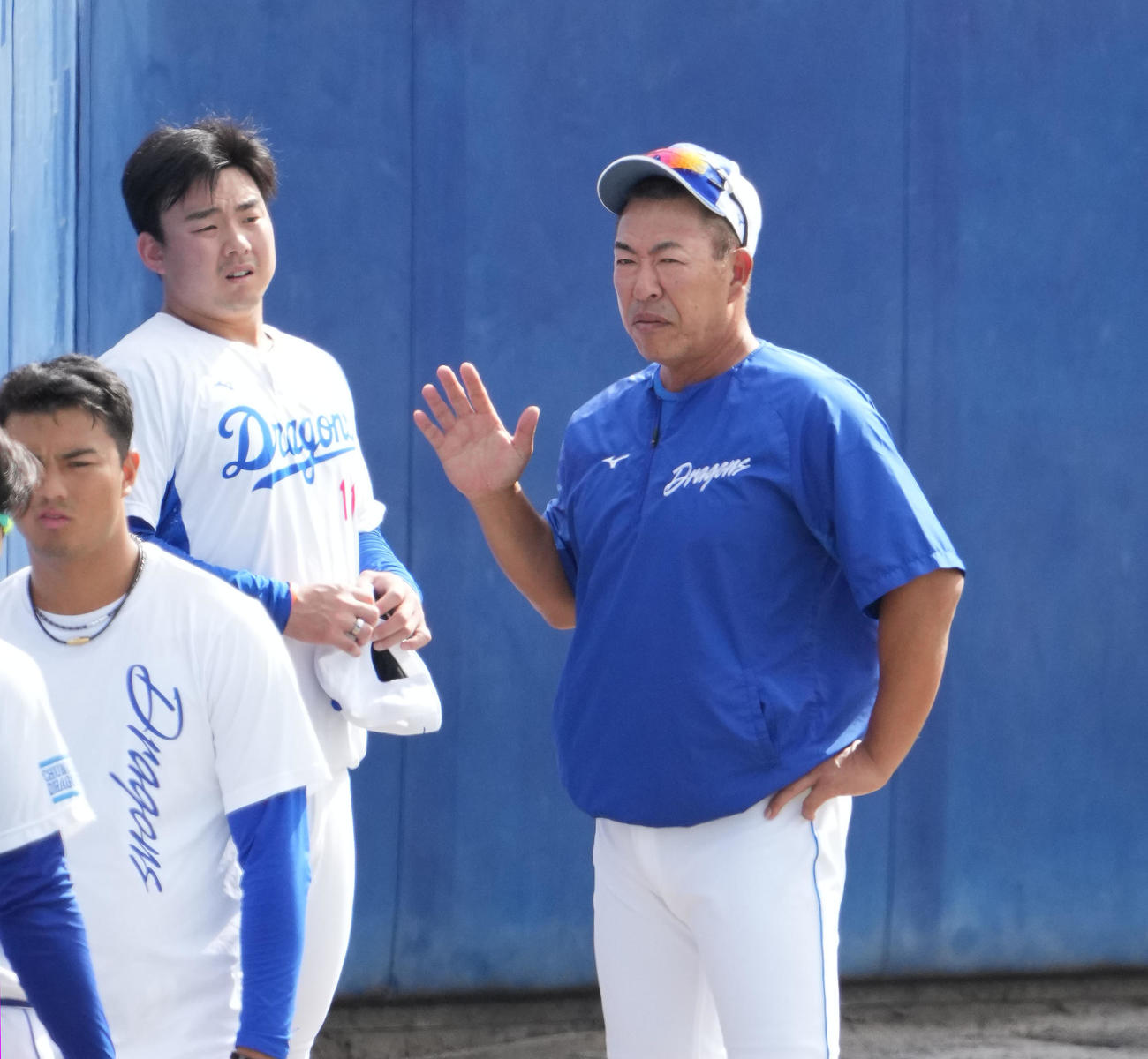 練習の合間に小笠原と言葉を交わす井上監督（右）（撮影・森本幸一）