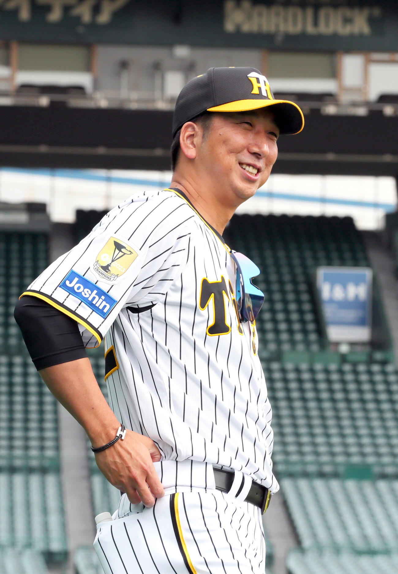 甲子園球場で笑顔を見せる阪神藤川監督（撮影・上山淳一）