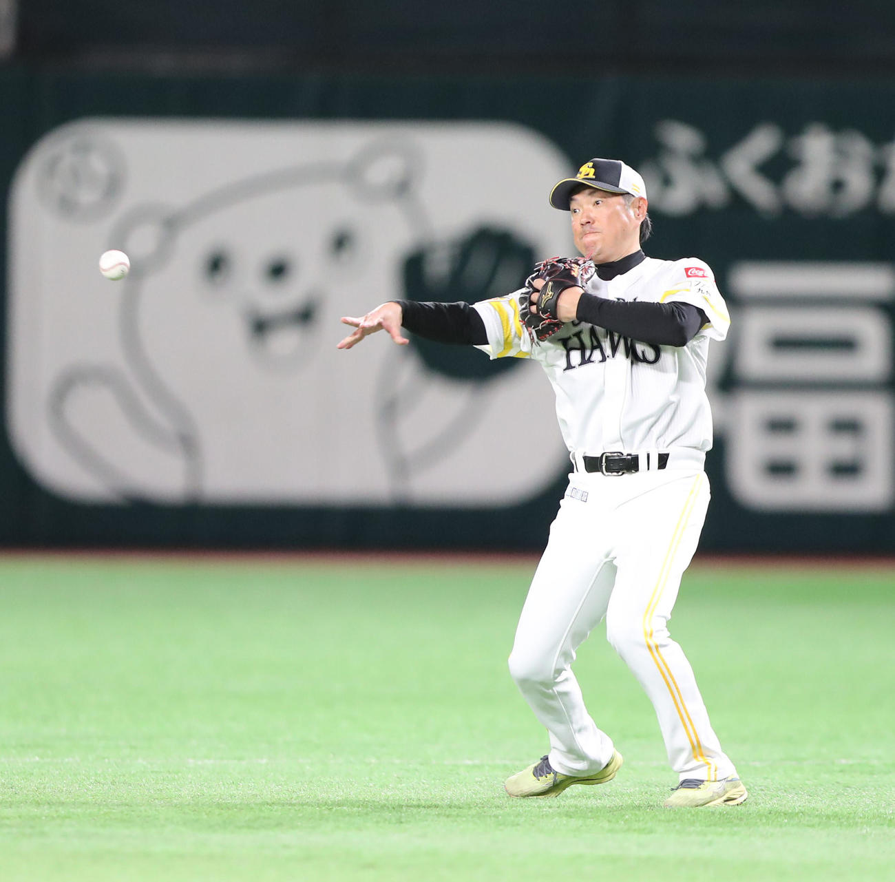 実践練習で華麗な守備をみせる小久保監督（撮影・鬼束羽瑠菜）