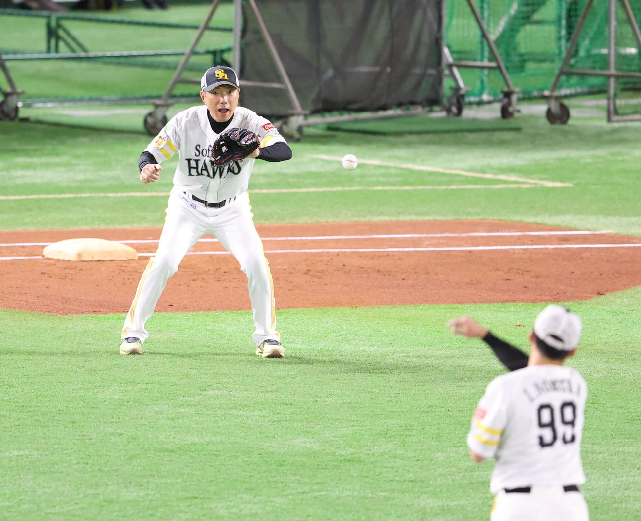 ライブPBで守備に入り、はつらつと動く小久保監督（撮影・梅根麻紀）