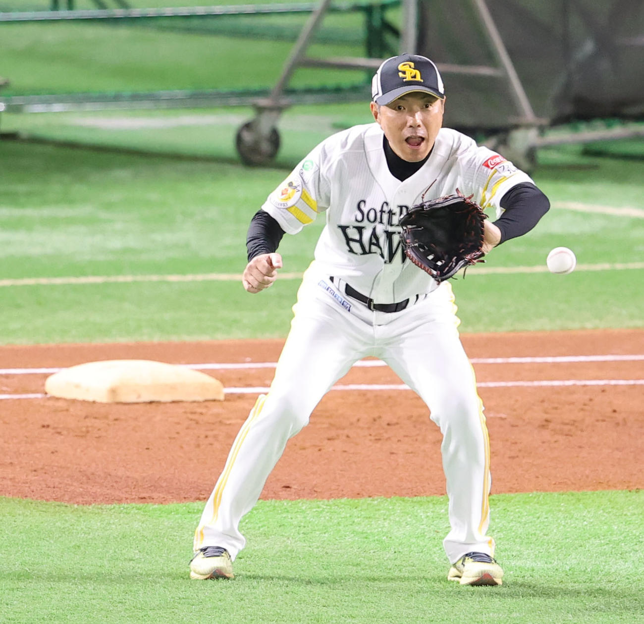 ライブPBで守備に入り、はつらつと動く小久保監督（撮影・梅根麻紀）