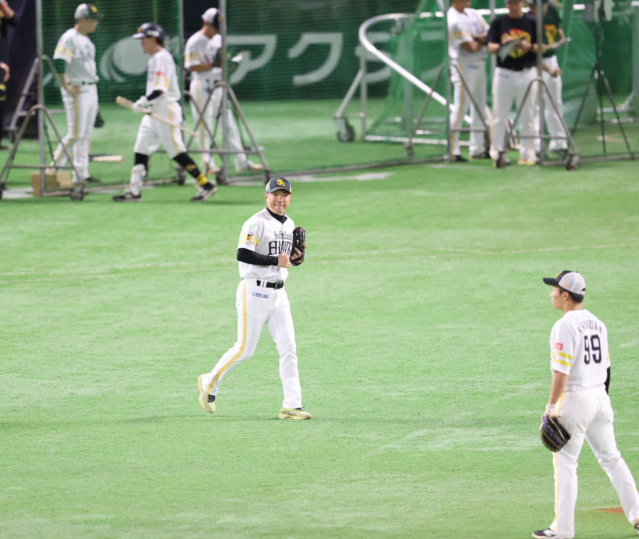 ライブPBで守備に入り、はつらつと動く小久保監督（撮影・梅根麻紀）