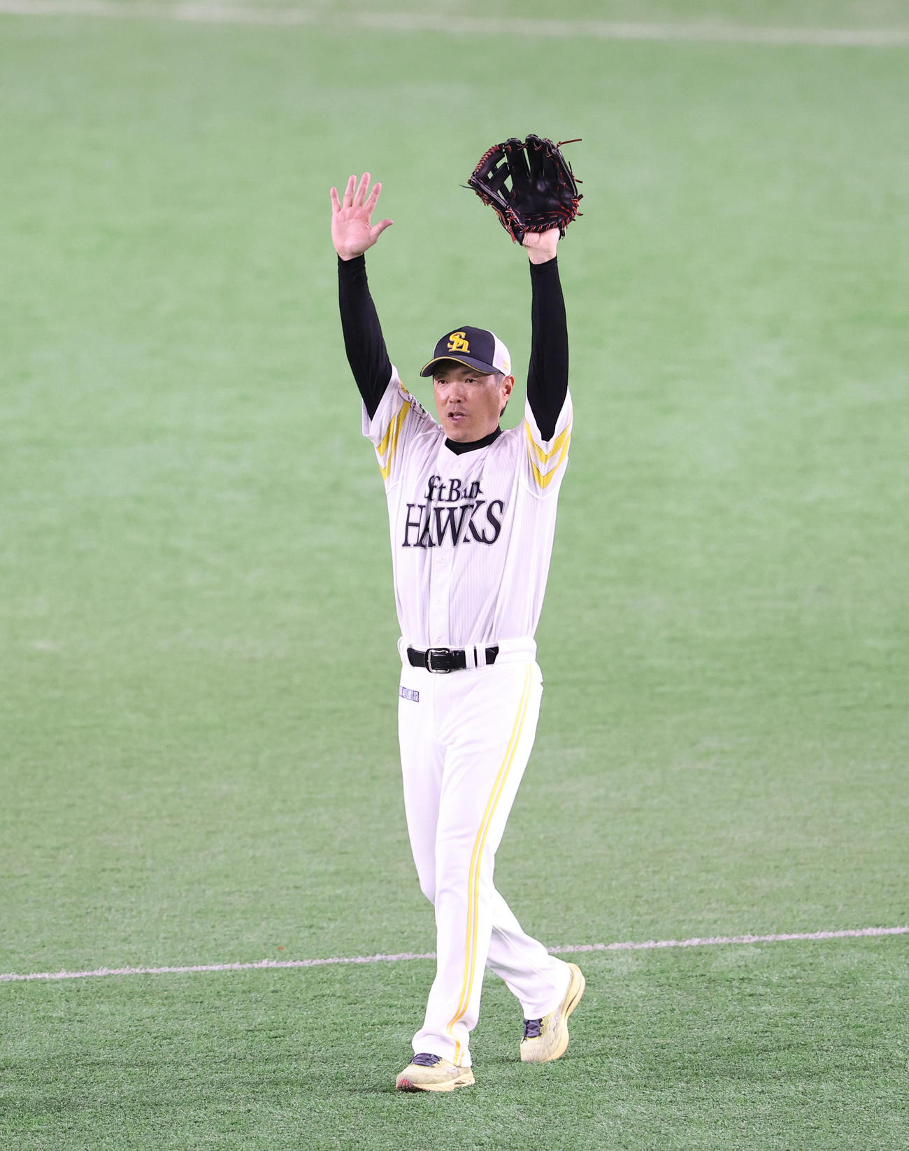ライブPBで守備に入り、はつらつと動く小久保監督（撮影・梅根麻紀）