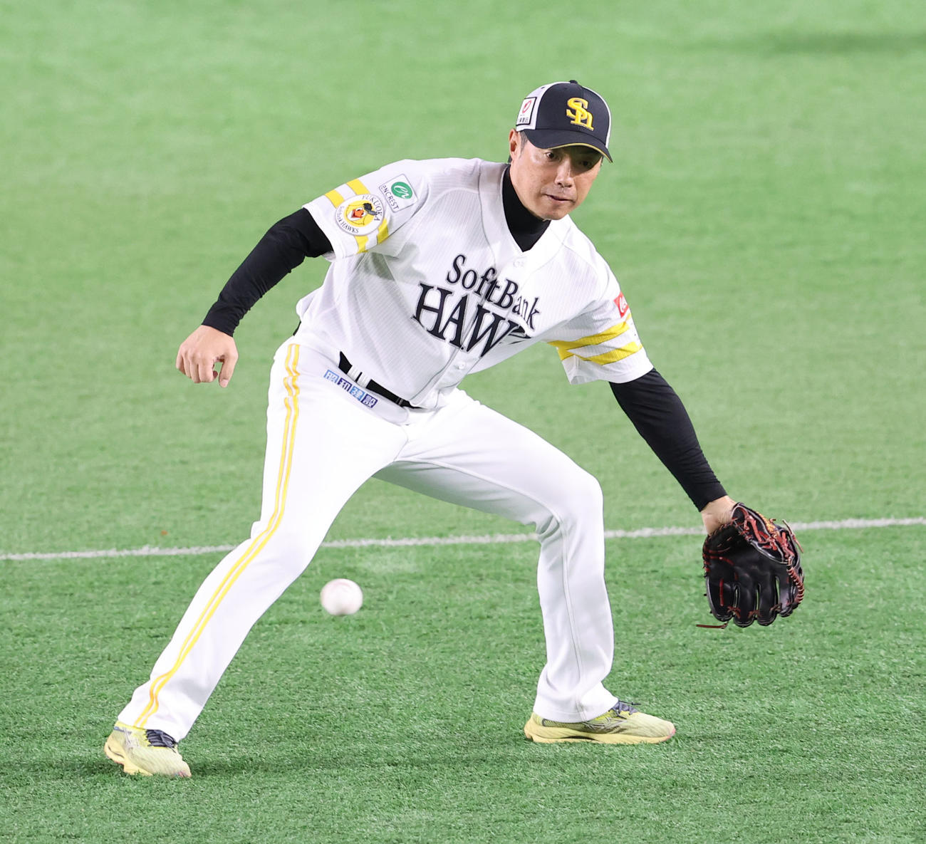 ライブPBで守備に入り、はつらつと動く小久保監督（撮影・梅根麻紀）