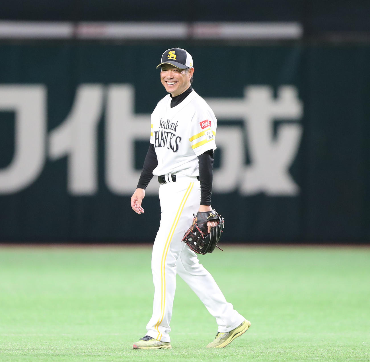 実践練習で守備につき笑顔をみせる小久保監督（撮影・鬼束羽瑠菜）