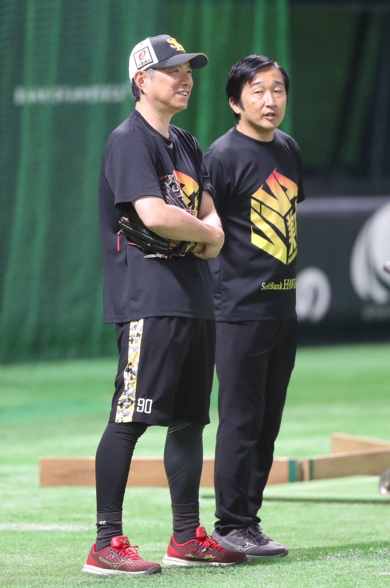 練習を見守る小久保監督（撮影・鬼束羽瑠菜）
