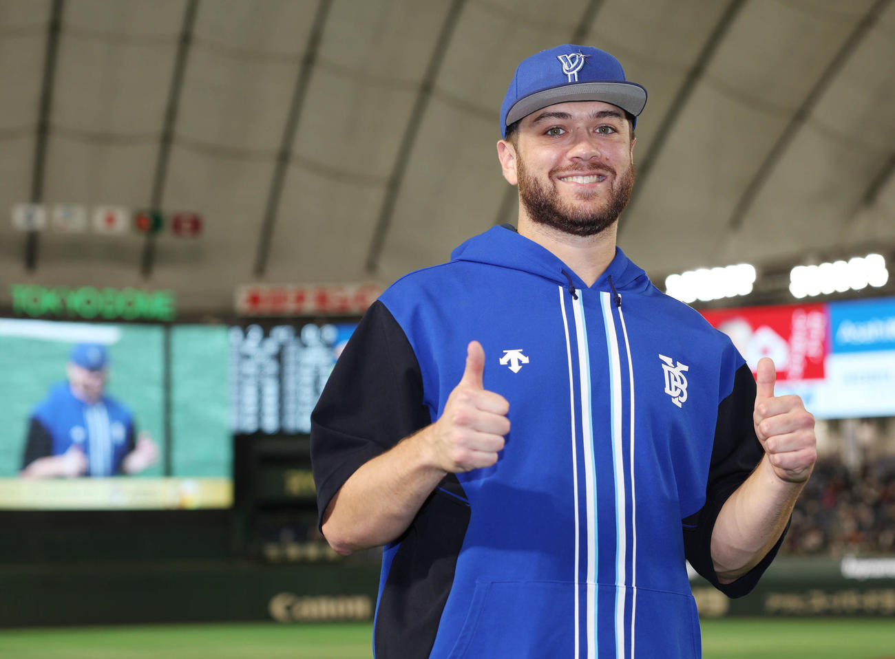 クライマックスシリーズ（CS）ファイナルステージ第1戦　勝利したDeNAアンソニー・ケイは笑顔でサムズアップ（2024年10月16日撮影）