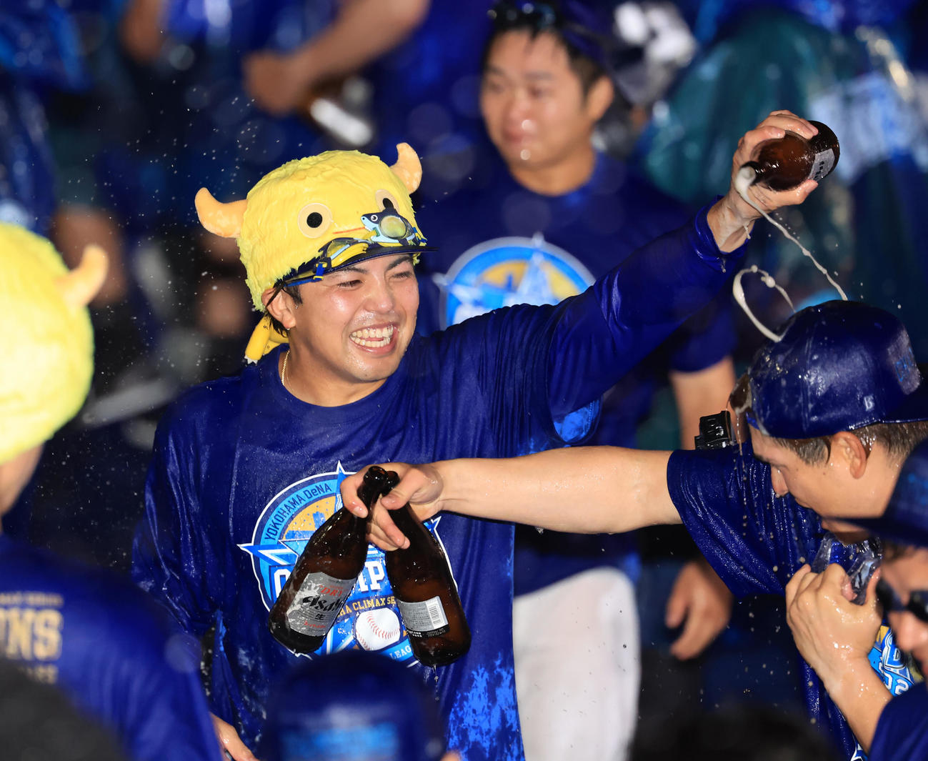 DeNA祝勝会でビールかけに臨む東（撮影・浅見桂子）