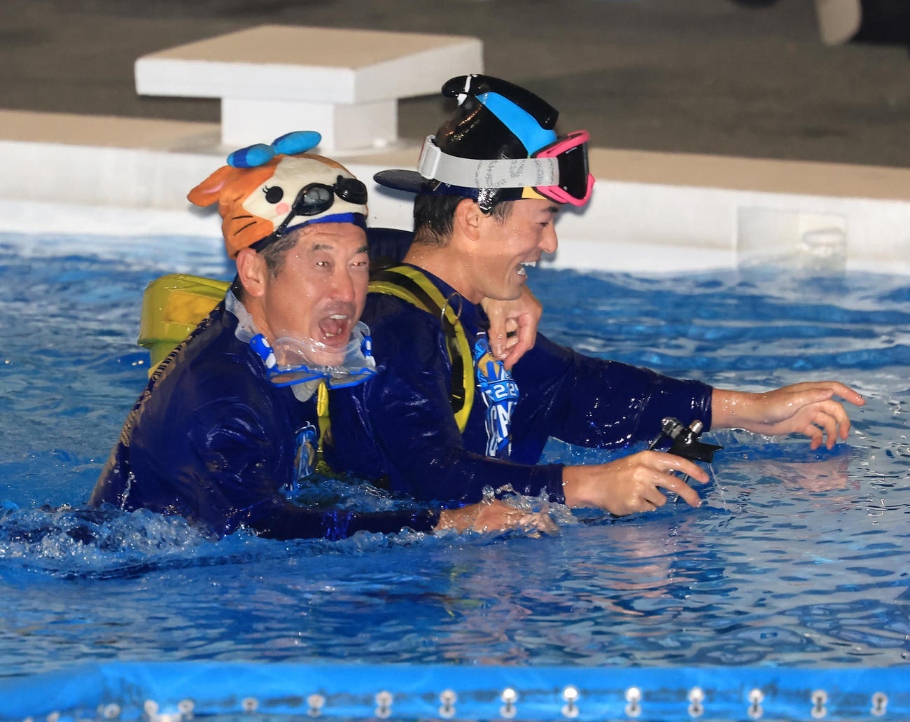 DeNA祝勝会でプールに飛び込んだ石井コーチ（左）と林（撮影・浅見桂子）