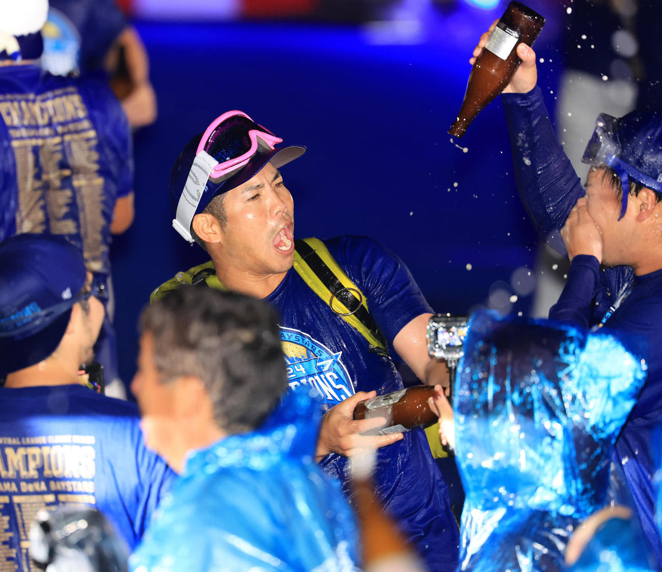 DeNA祝勝会でビールかけに臨む桑原（撮影・浅見桂子）