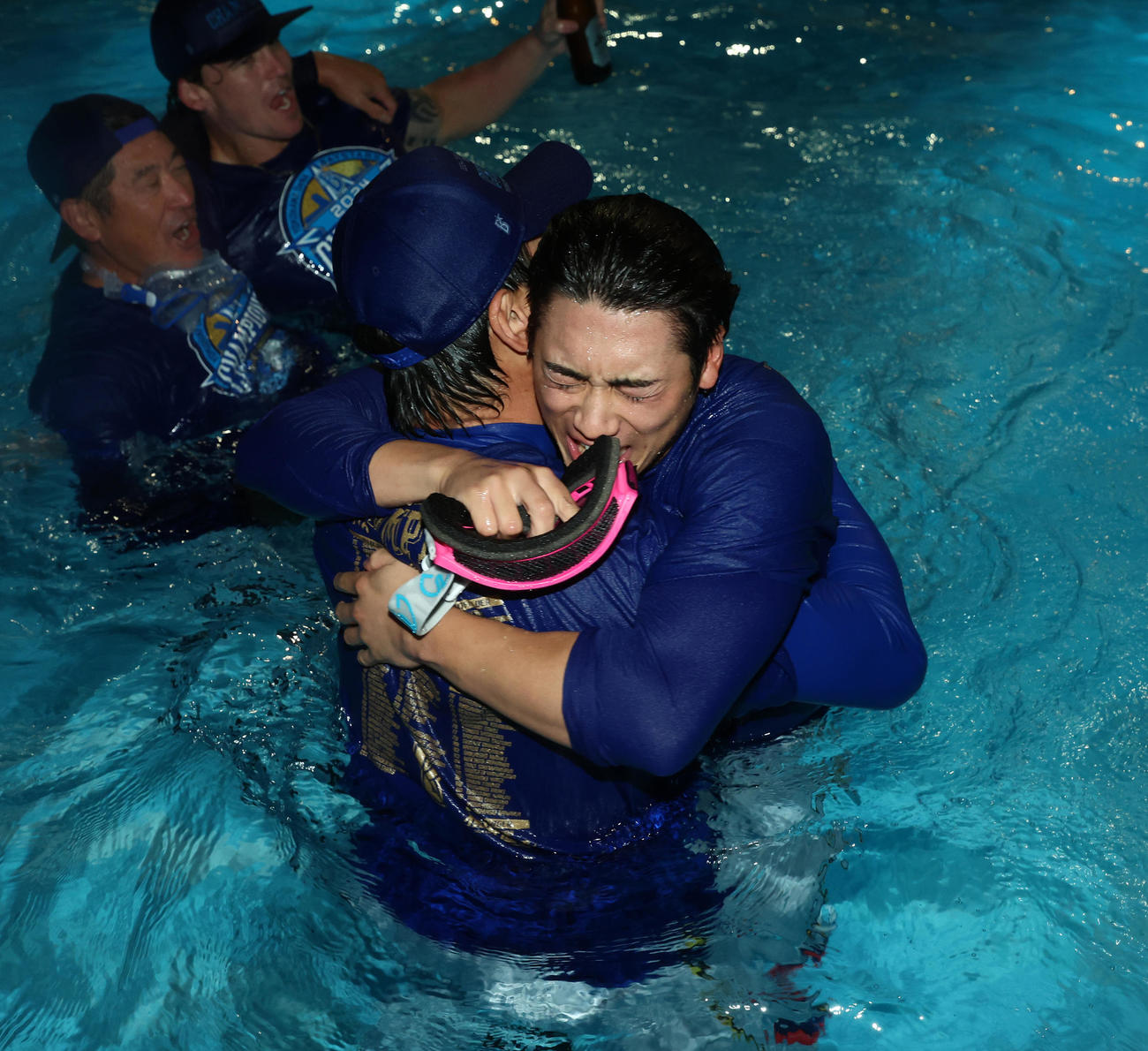 プールで三浦監督に抱きつくDeNA森敬（撮影・河田真司）
