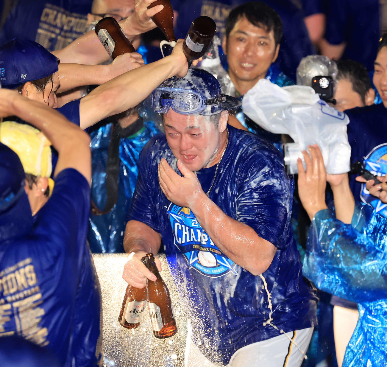 ビールかけされるDeNA牧（撮影・浅見桂子）