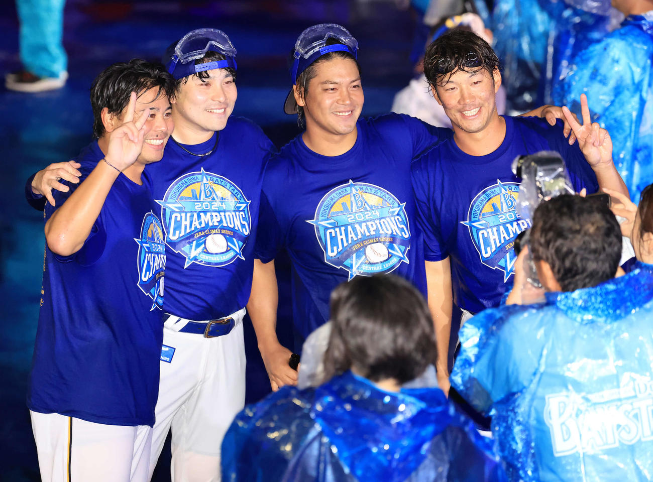 ビールかけで記念撮影する、左から浜口、佐野、佐々木、京田（撮影・浅見桂子）