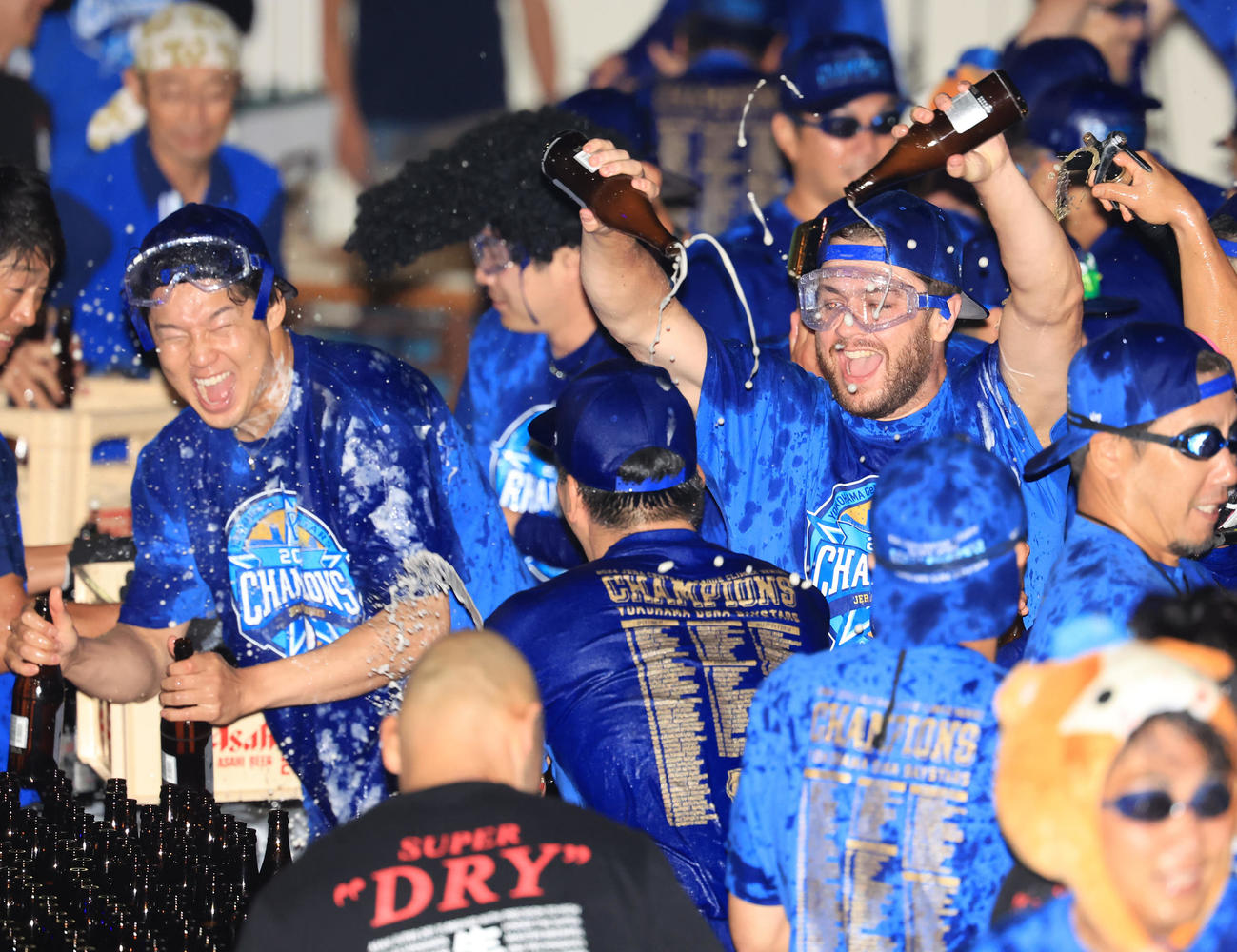 DeNA祝勝会でビールかけに臨む森原（左）とケイ（右）ら（撮影・浅見桂子）