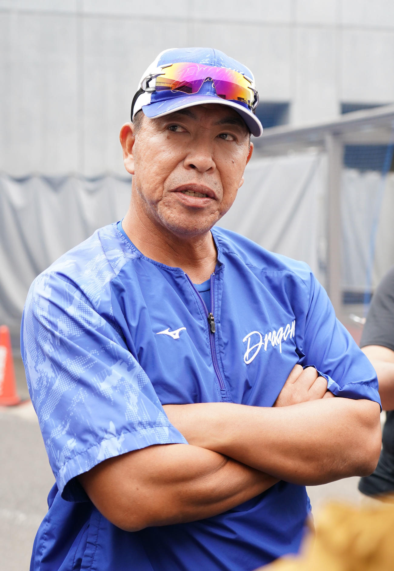 取材に応じる井上監督（撮影・森本幸一）