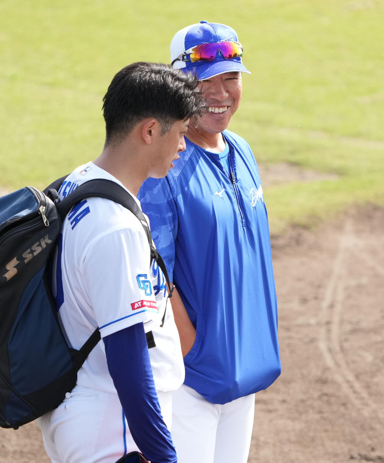 練習の合間に松山と言葉を交わす井上監督（右）（撮影・森本幸一）