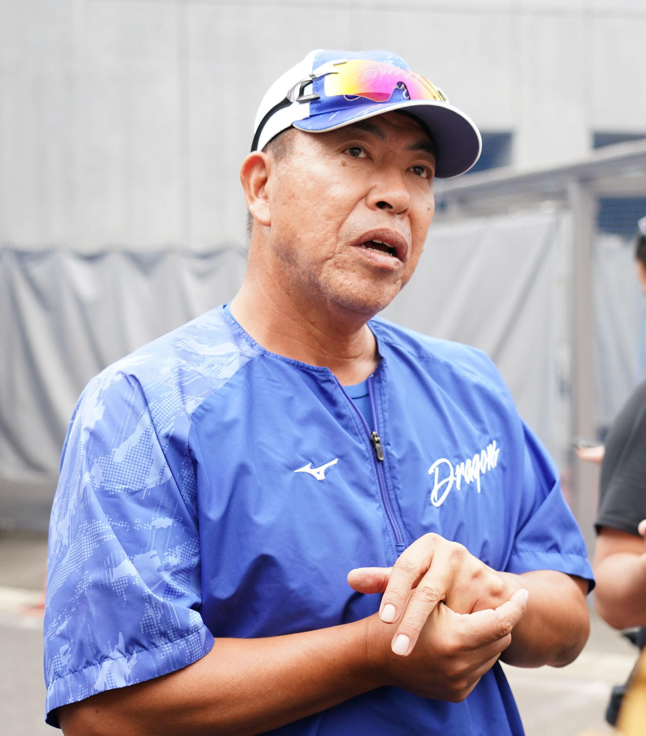 取材に応じる井上監督（撮影・森本幸一）