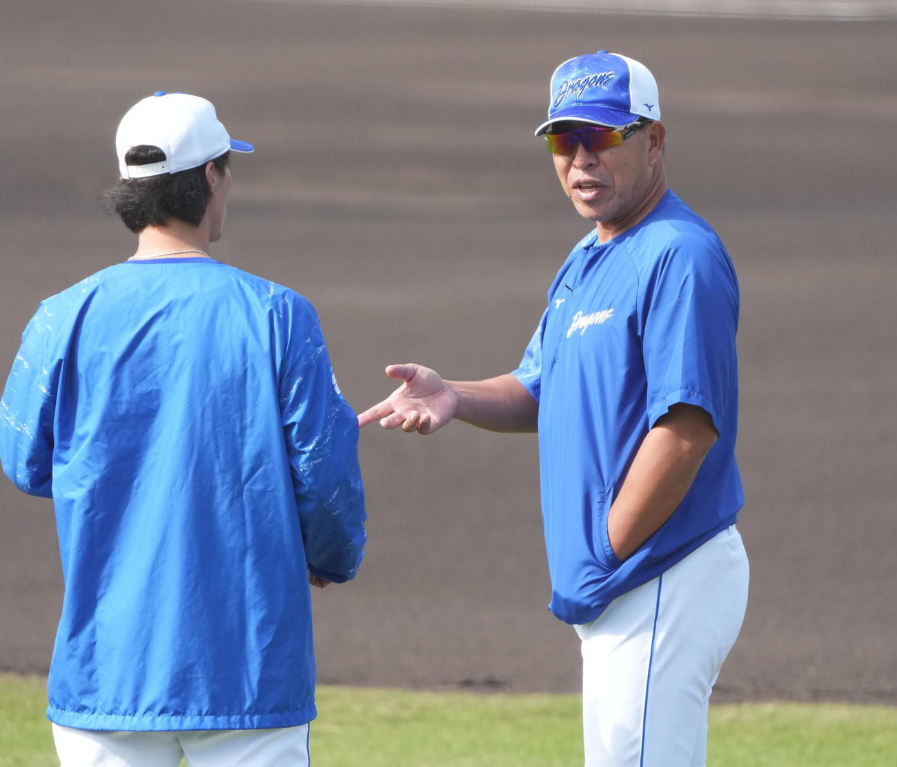 練習の合間に後藤と言葉を交わす井上監督（右）（撮影・森本幸一）