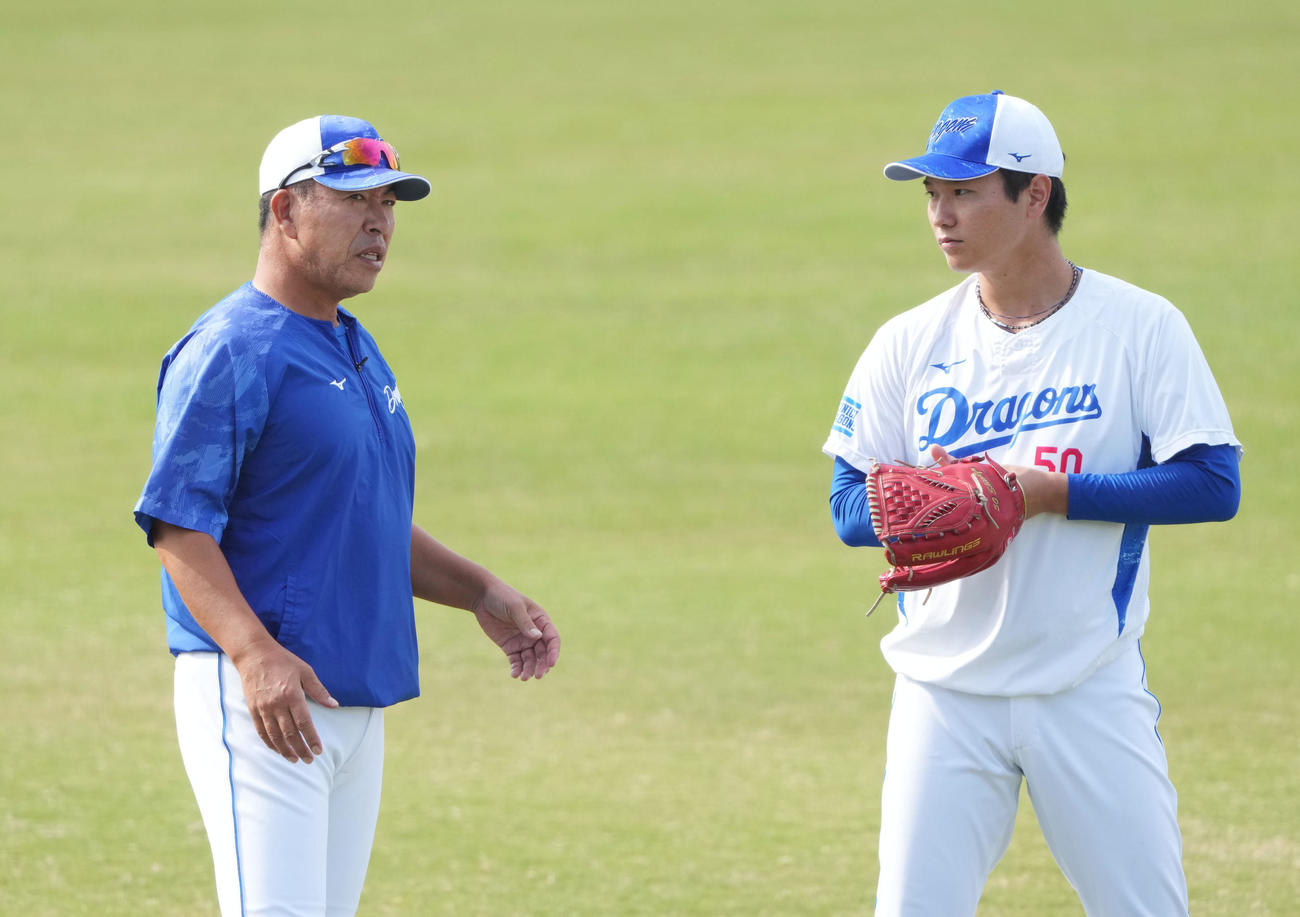 練習の合間に清水と言葉を交わす井上監督（左）（撮影・森本幸一）