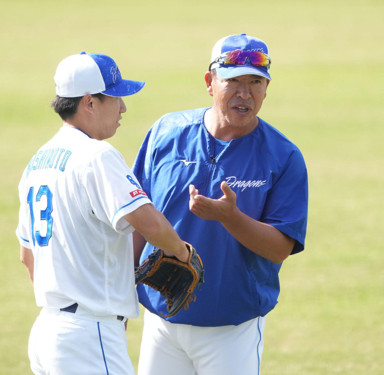 練習の合間に橋本と言葉を交わす井上監督（右）（撮影・森本幸一）