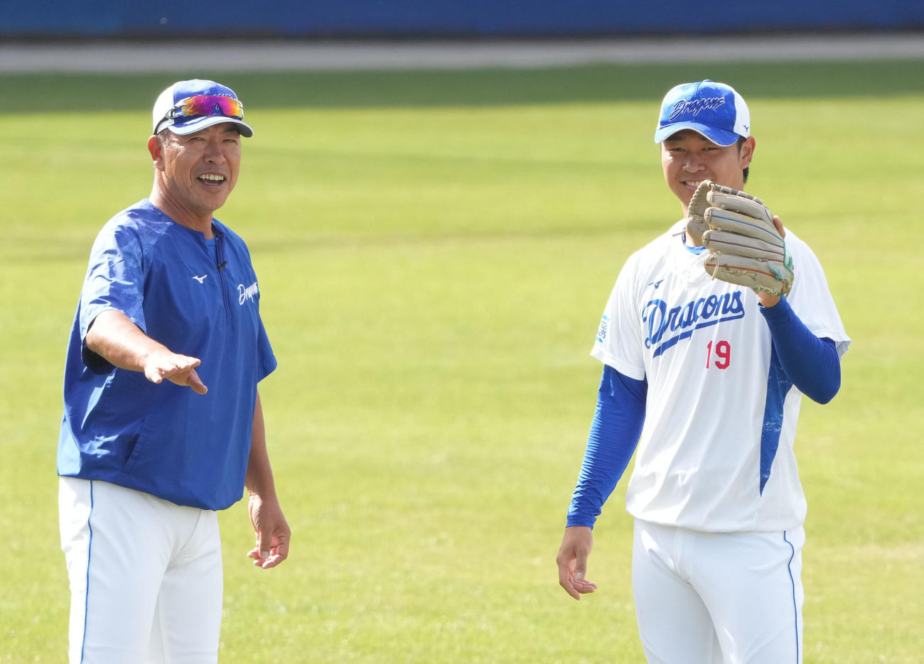練習の合間に高橋宏と話し合う井上監督（左）（撮影・森本幸一）