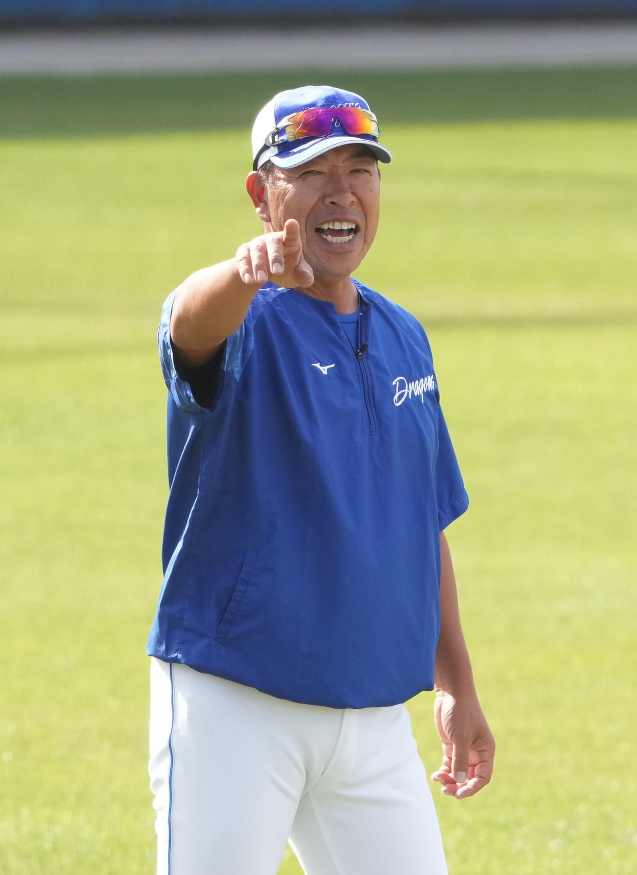練習の合間に明るい表情で選手に声をかける井上監督（撮影・森本幸一）