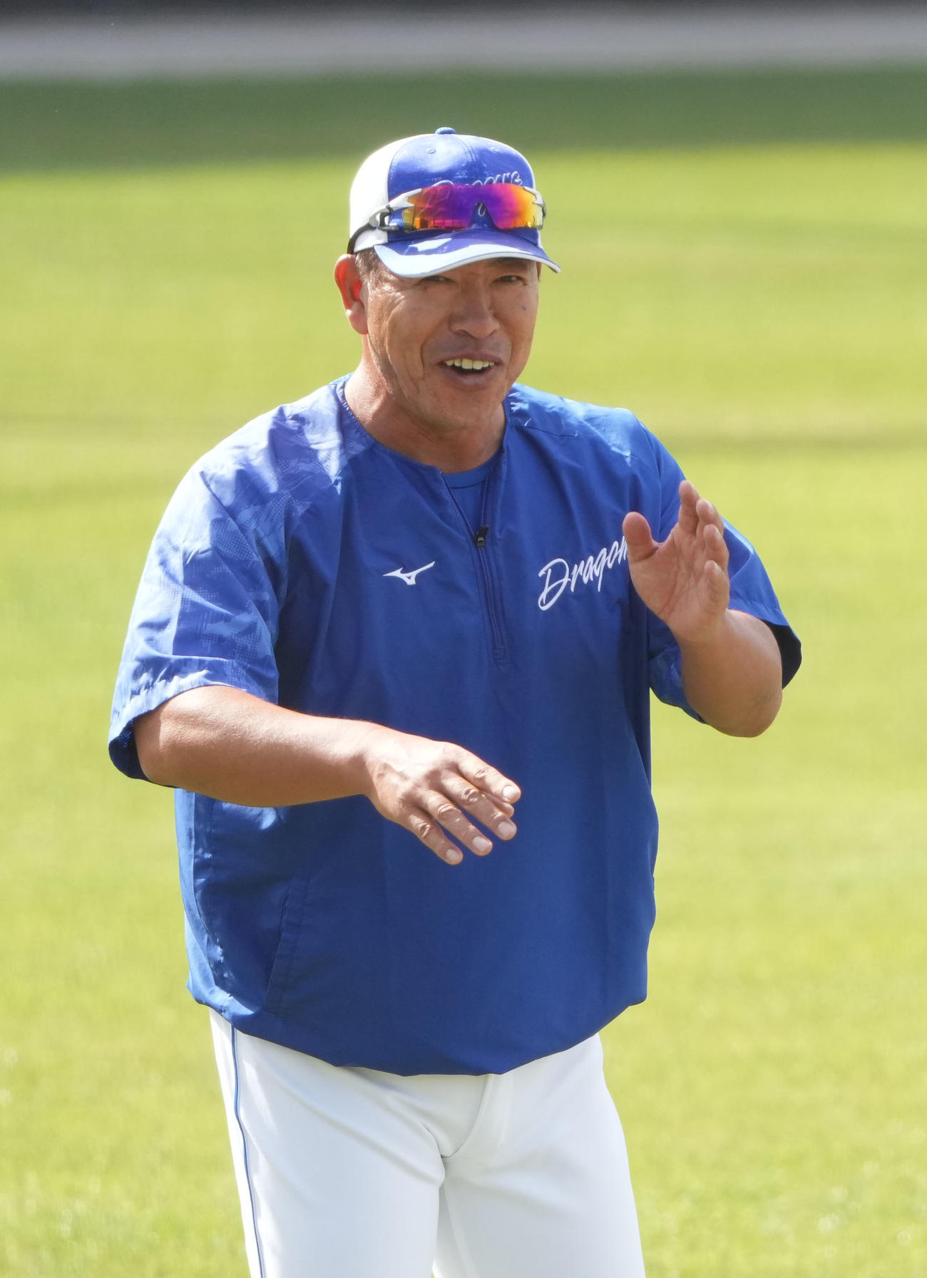 練習の合間に明るい表情で選手に声をかける井上監督（撮影・森本幸一）