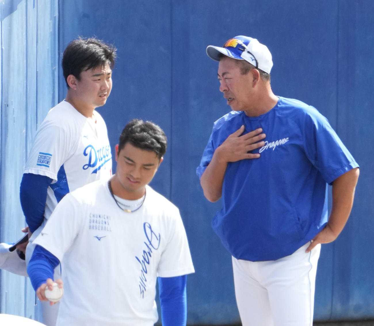 練習の合間に小笠原と言葉を交わす井上監督（右）（撮影・森本幸一）
