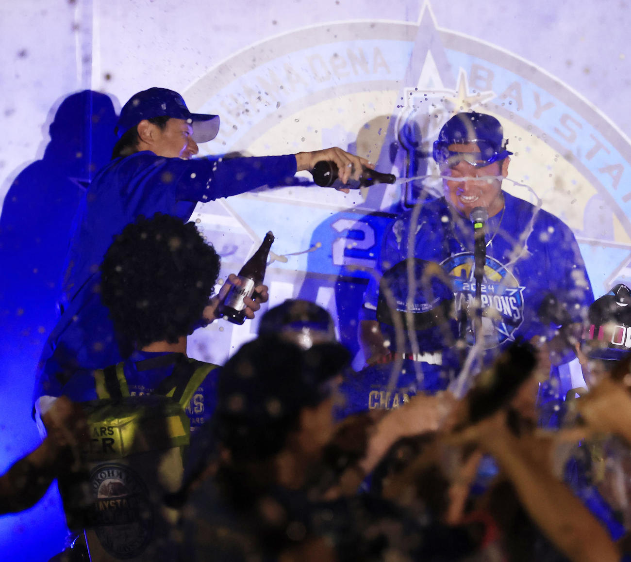 DeNA祝勝会で牧（右）にビールをかける三浦監督（撮影・浅見桂子）