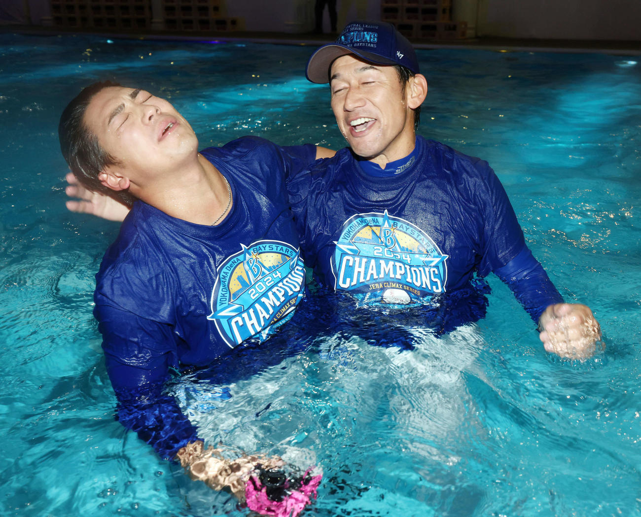 プールで肩を組むDeNA森敬（左）と三浦大輔監督（撮影・河田真司）