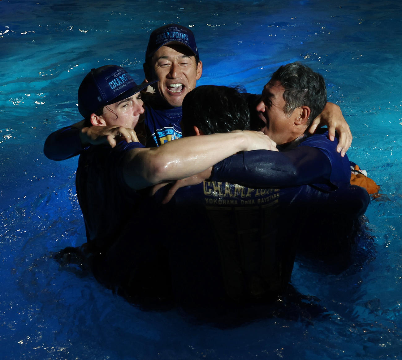 プールで盛り上がる左からDeNAオースティン、三浦監督（撮影・河田真司）