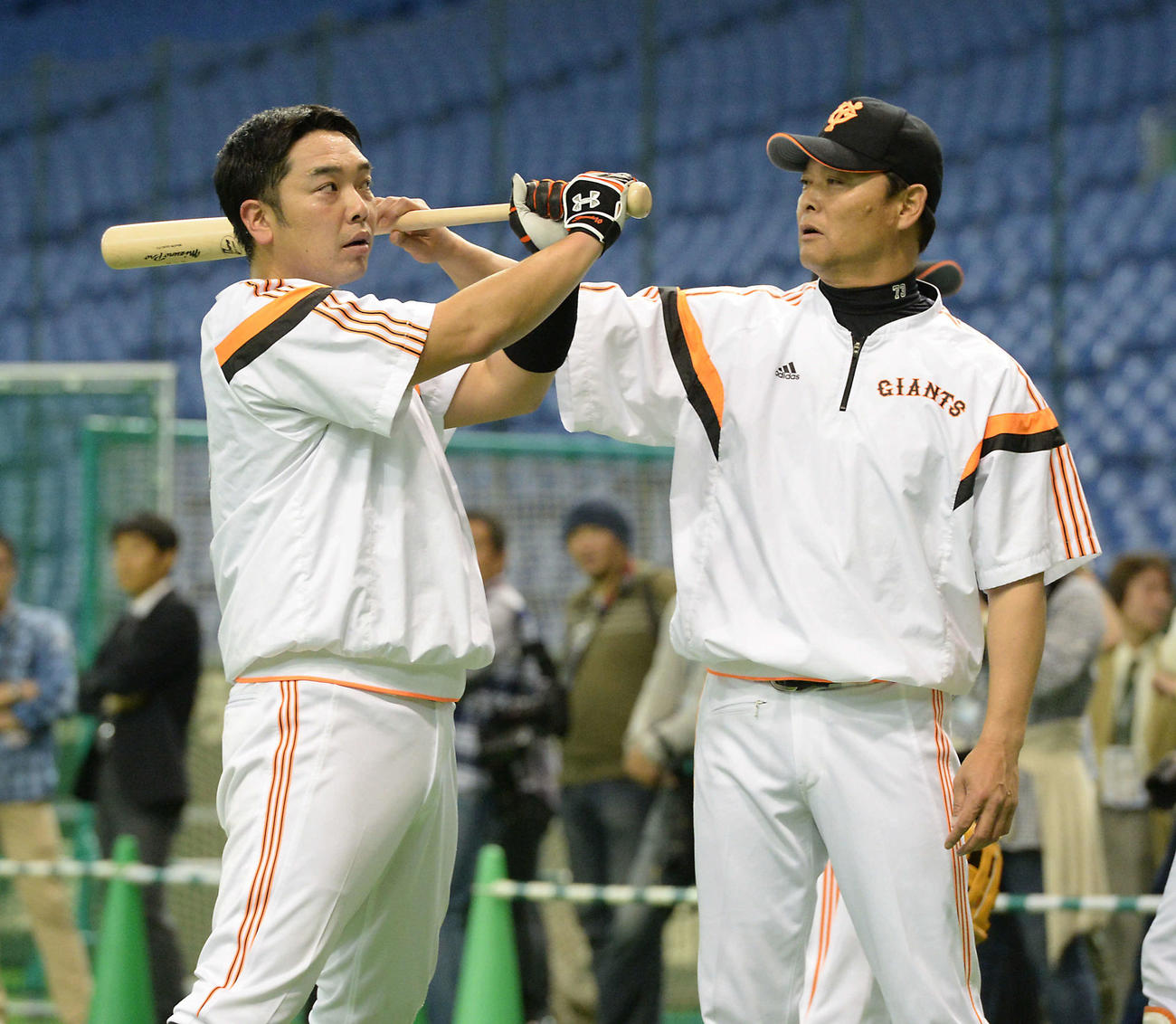2014年5月8日、橋上コーチ（右）から打撃の指導を受ける巨人阿部慎之助