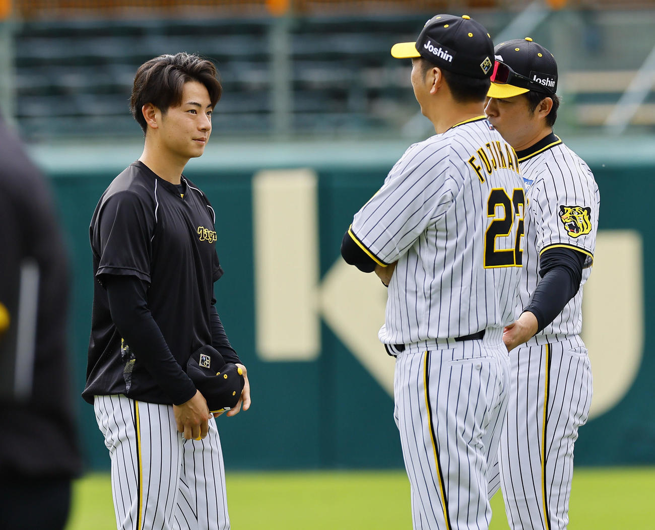 藤川監督（中央）と話しをする阪神下村（左）（撮影・藤尾明華）